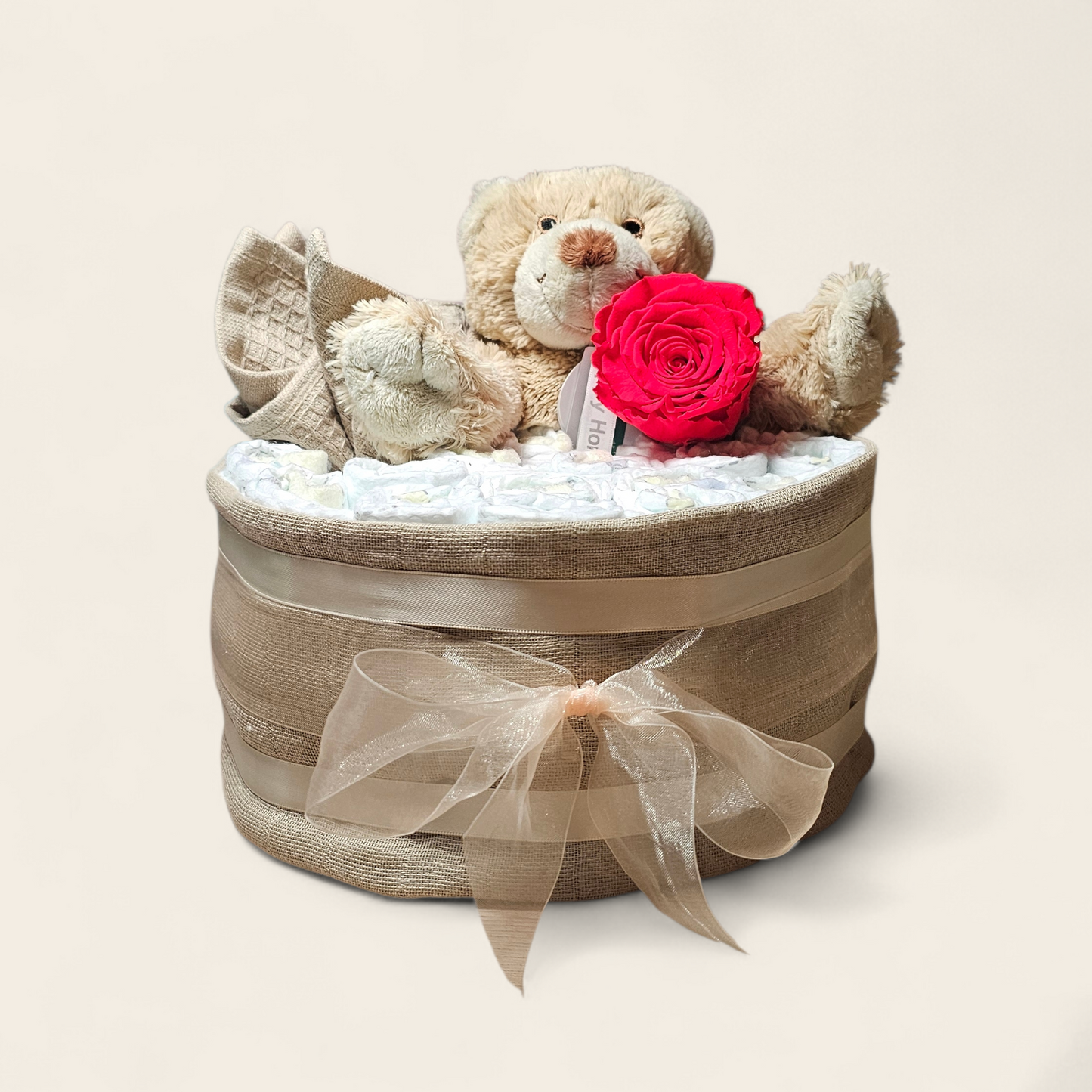 Luxe Luiertaart met Happy Horse recycled beige knuffel, longlife rode roos & 24 Pampers maat 2 – feestelijk verpakt kraamcadeau