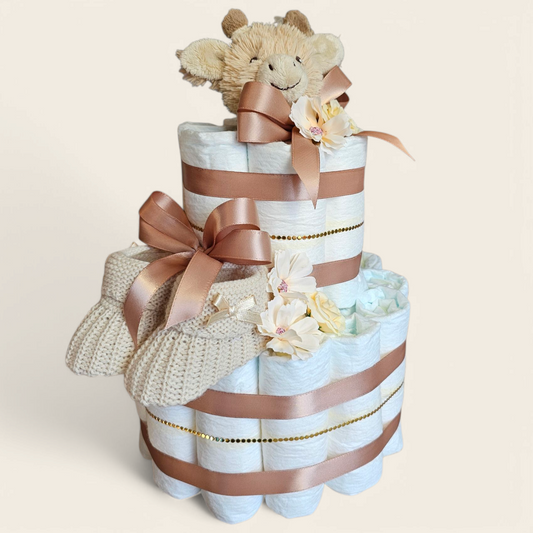 Bruine 2-laags luiertaart met slofjes en rammelaar – kraamcadeau met Gus Giraf