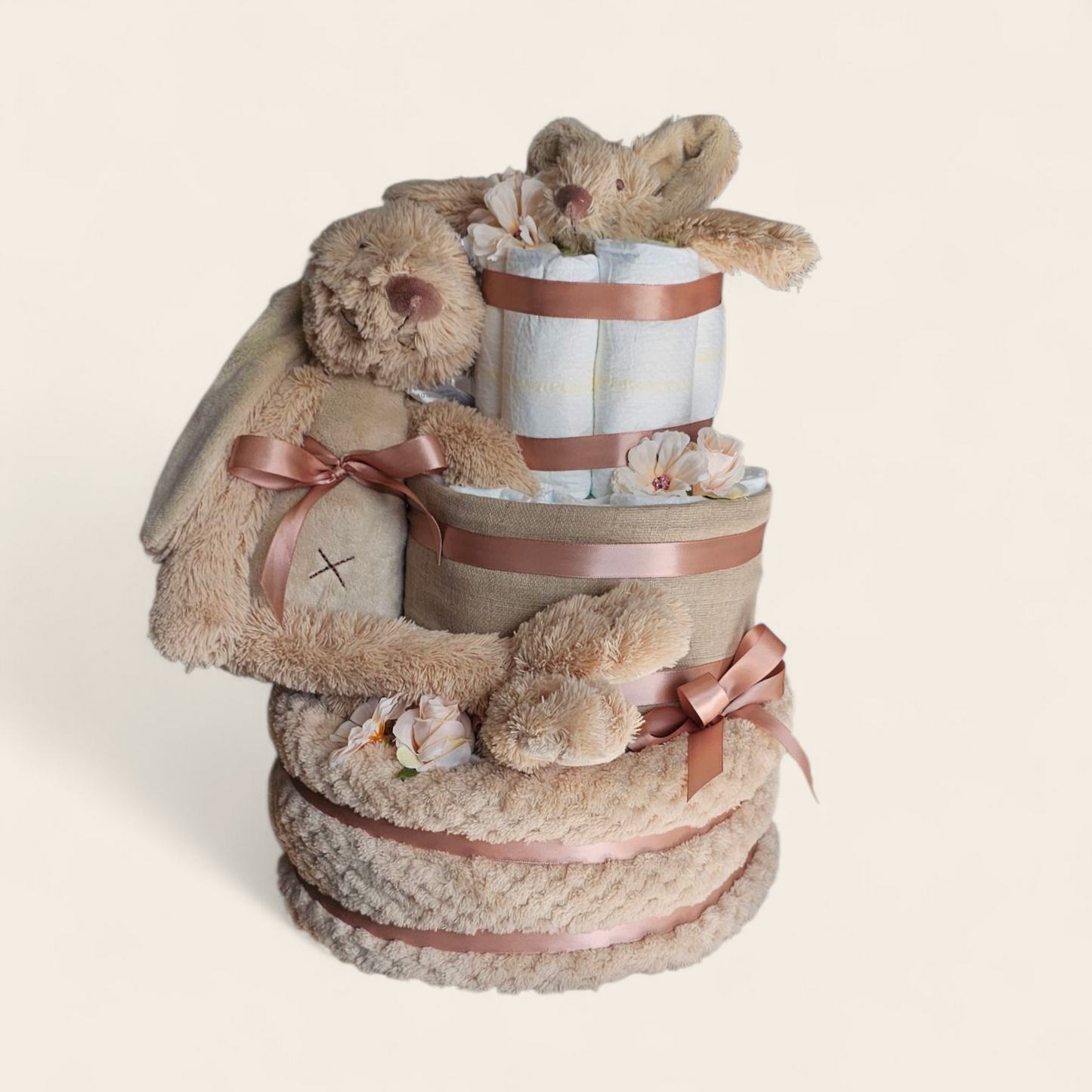 Luiertaart 3 laags beige met Rabbit Richie – Perfect Kraamcadeau