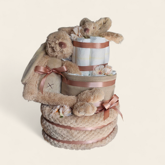 Luiertaart 3 laags beige met Rabbit Richie – Perfect Kraamcadeau