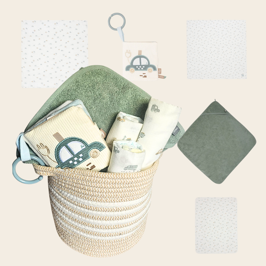 Kraammand met Pampers, Jollein badcape en auto knisperboekje – gepersonaliseerd kraamcadeau