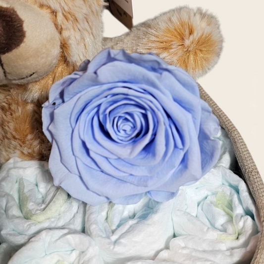 Luxe Luiertaart 1-Laags met Premium Pampers, blauwe Longlife Roos, Hydrofiele Doek, Spuugdoekje en Superzacht Beertje: Het Perfecte Kraamcadeau