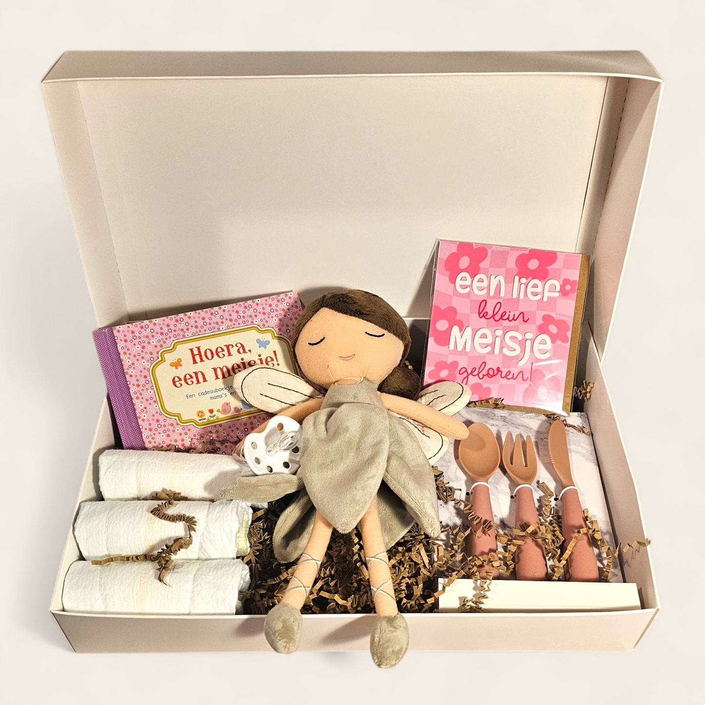 Luxe kraamcadeau baby meisje – gepersonaliseerd en compleet - elfje Livia