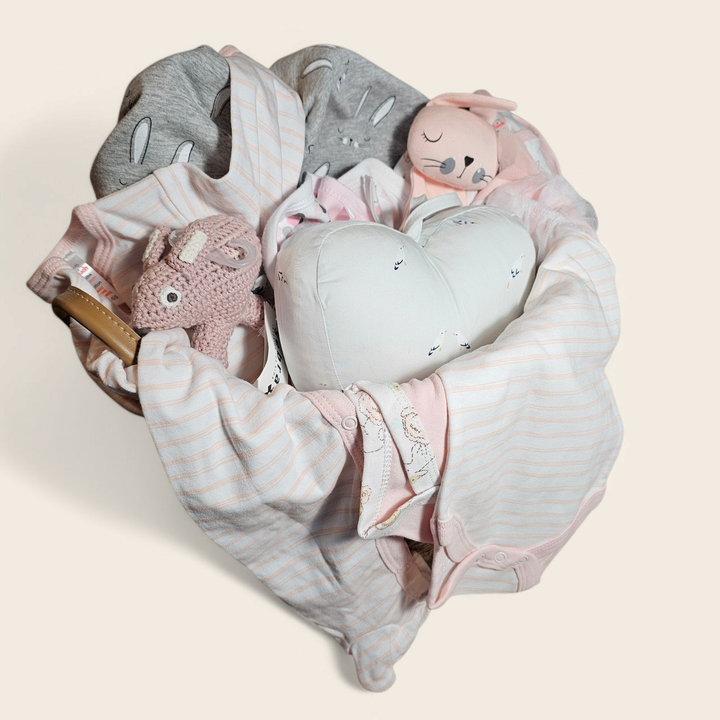 Kraammand boordevol kraamcadeaus voor een meisje laatste items van €200 voor €75