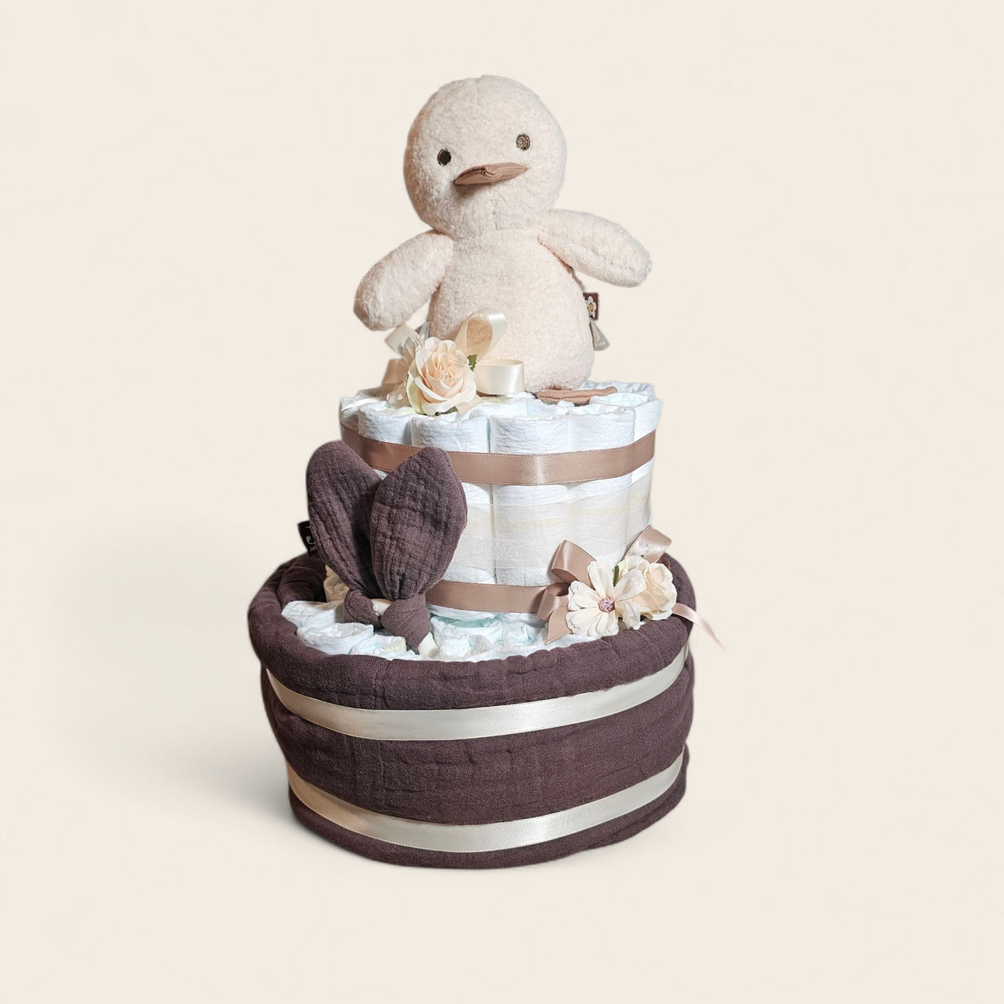 Luxe luiertaart met natuurlijke uitstraling
Deze tweelaagse luiertaart is met zorg samengesteld en straalt warmte en stijl uit. De zachte chestnutkleur geeft een natuurlijke, tijdloze uitstraling die past in elk interieur. Een prachtig en praktisch kraamcadeau waarmee je altijd goed zit.
Met hoogwaardige materialen van Jollein
De luiertaart is opgebouwd uit 50 Pampers Premium Protection luiers in maat 2. Pampers staat bekend om zijn betrouwbare bescherming en zachtheid, ideaal voor pasgeboren baby’s. De