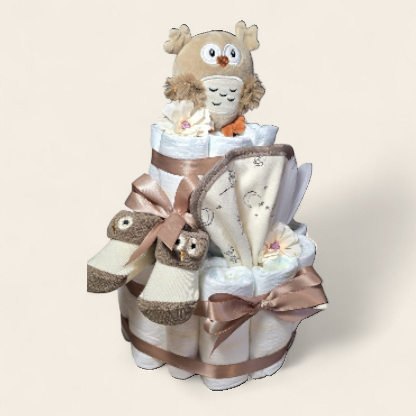 Luiertaart bruin uil 2 laags - met rammelaar, sokjes, slabber en pampers