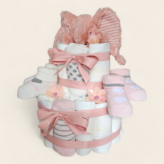 Unieke roze luiertaart met Happy Horse Olifant Emily, 26 Pampers, sokjes & luxe afwerking. Laat de knuffel borduren met naam – perfect kraamcadeau meisje! zijkant