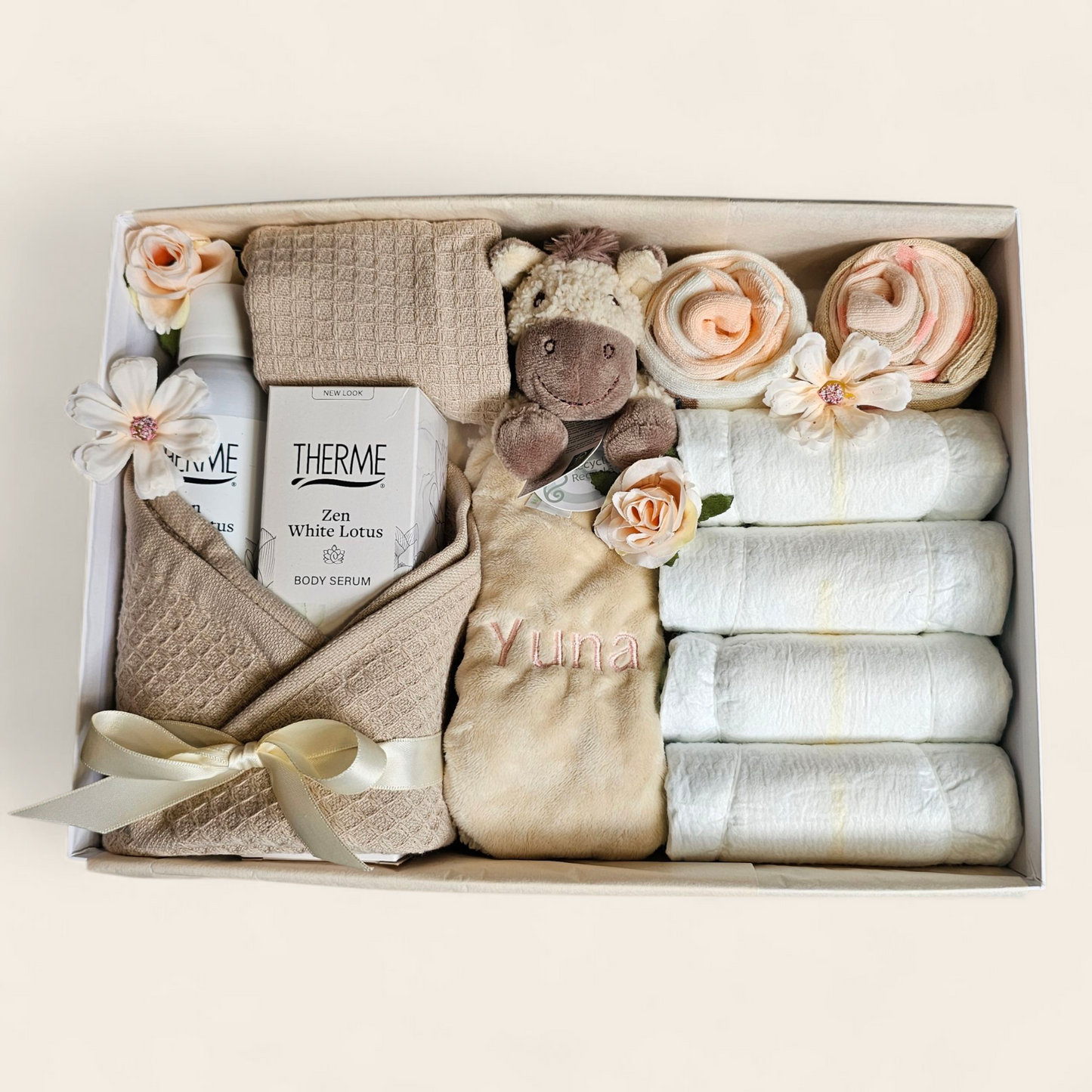 Kraamcadeau meisje met naam – luxe geschenkset met Happy Horse Helma knuffeldoekje, sokjes, luiers, spuugdoekjes en Therme Zen producten in bedrukte cadeauverpakking.