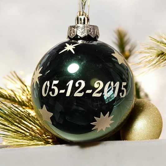 Kerstbal met naam - glanzend groen - Glas – 8cm - eigen tekst