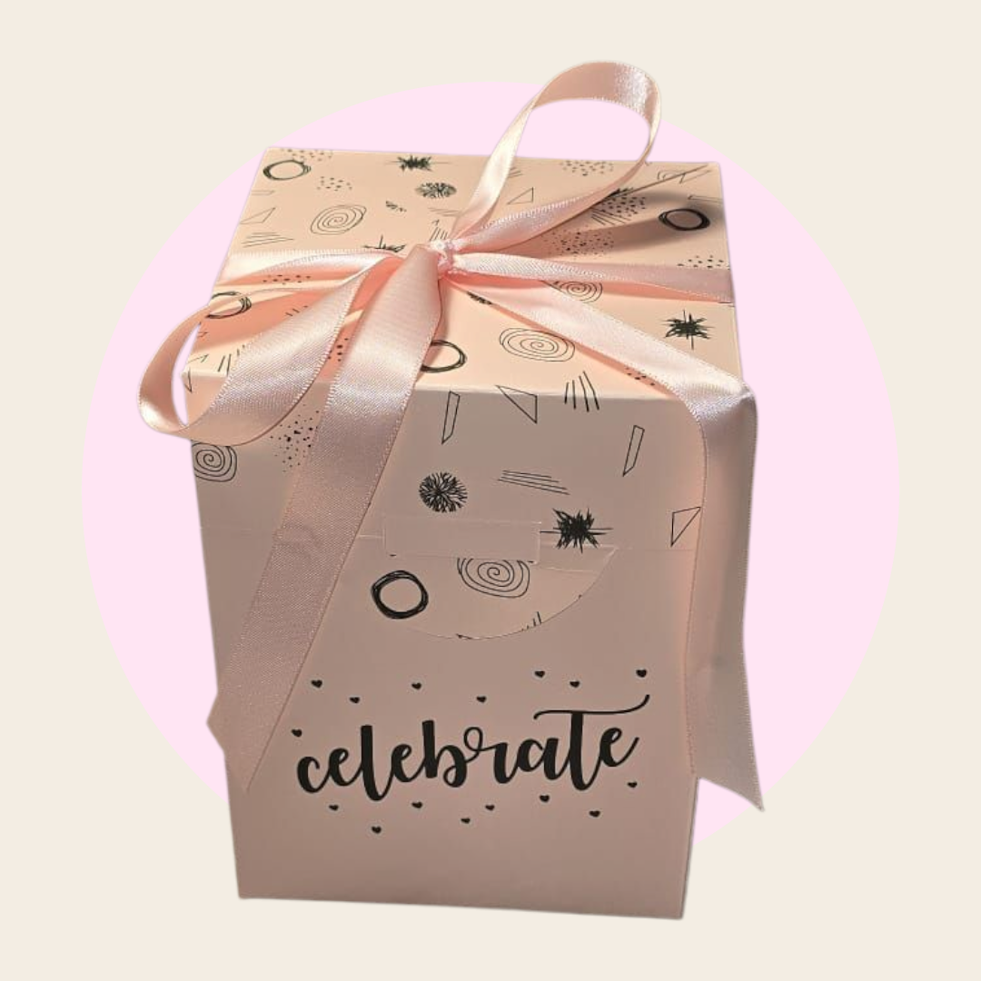 Kraampakket it's a girl lets celebrate - met happy horse - baby kleding en spuugdoekje