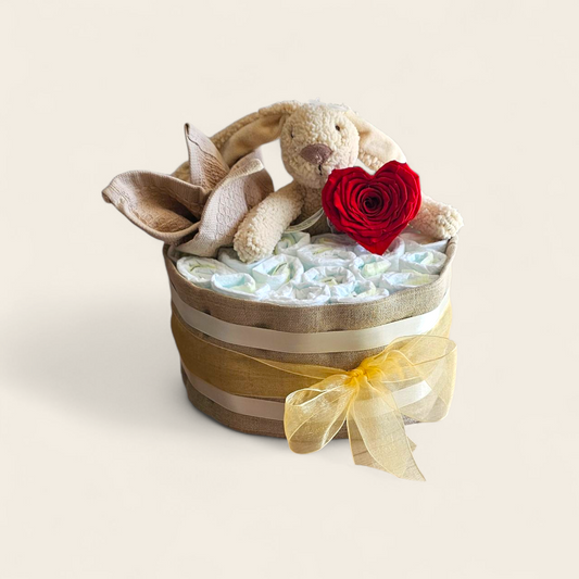 Luxe Luiertaart met Happy Horse gerecyclede knuffel & rode roos in hartvorm – 24 Pampers maat 2, hydrofiele doek & spuugdoekje