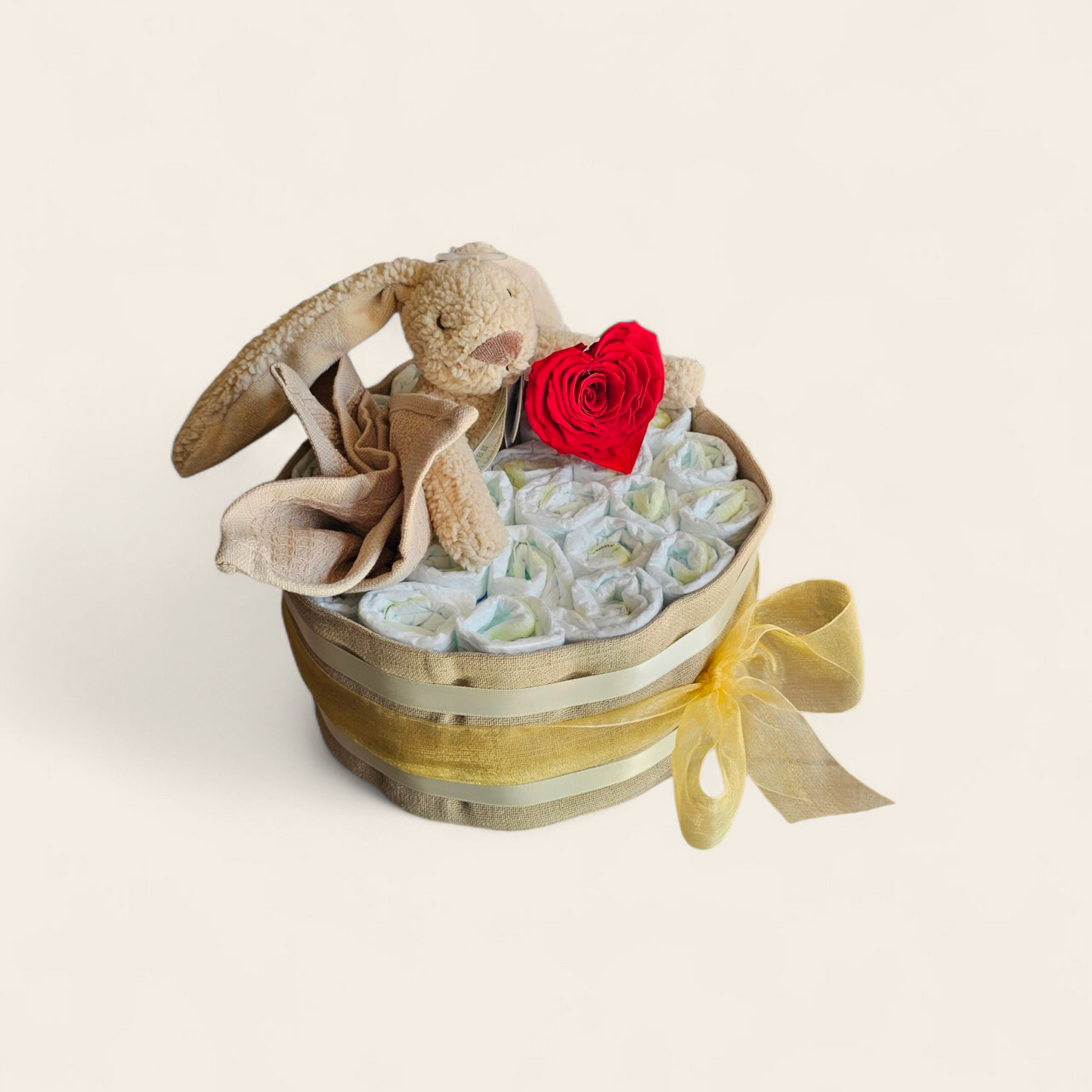 Luxe Luiertaart met Happy Horse gerecyclede knuffel & rode roos in hartvorm – 24 Pampers maat 2, hydrofiele doek & spuugdoekje