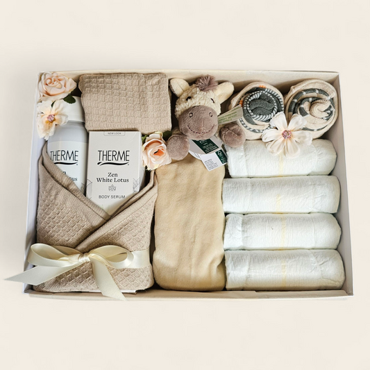 Kraamcadeau Jongen en mama – met naam geborduurd – Happy Horse Helma knuffeldoekje, sokjes, luiers & Therme Zen voor mama – Luxe doos met bedrukking