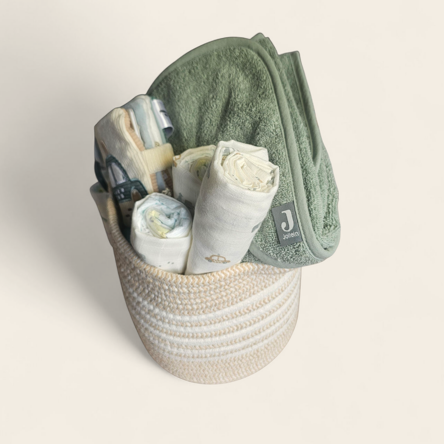 Kraammand met Pampers, Jollein badcape en auto knisperboekje – gepersonaliseerd kraamcadeau