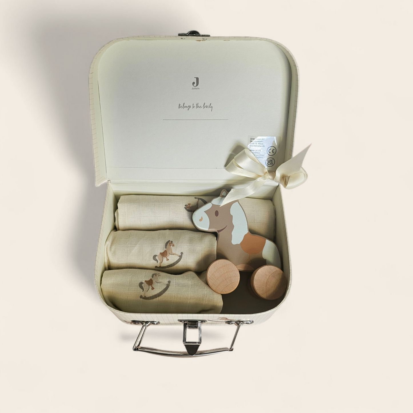 Kraamcadeau Nostalgic Ride – koffertje met Jollein babyartikelen - met houten paard