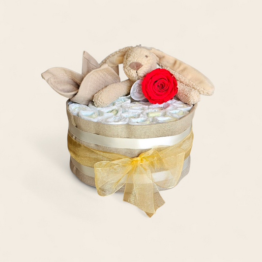 Luxe Luiertaart met Happy Horse recycled beige knuffel, longlife rode roos & 24 Pampers maat 2 – feestelijk verpakt kraamcadeau
