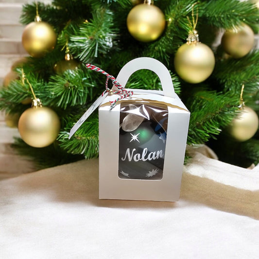 Kerstbal met naam - Mat groen - Glas – 8cm - eigen tekst