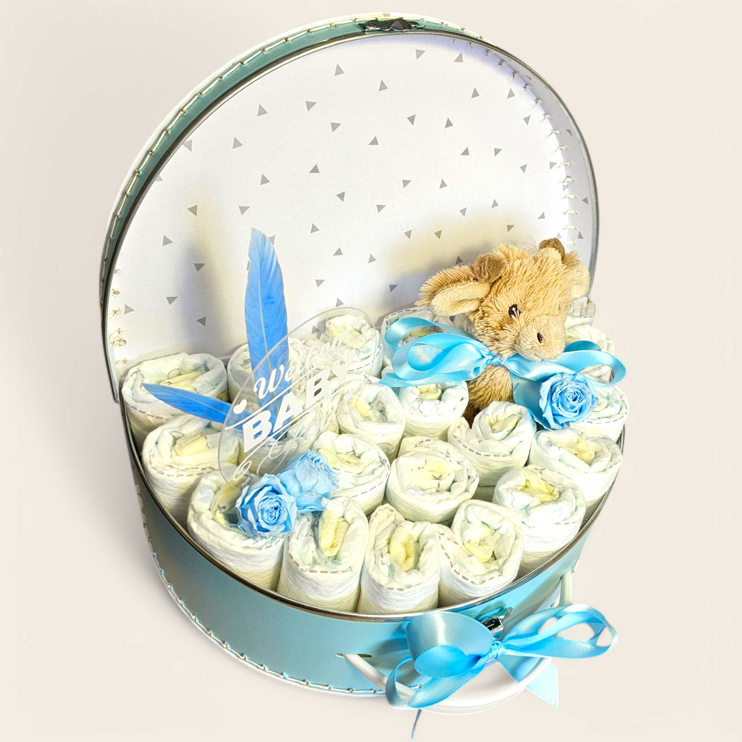 Luiertaart in een gepersonaliseerd blauw koffertje met knuffeltje giraf gus en echte longlife rozen