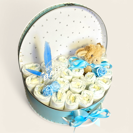 Luiertaart in een gepersonaliseerd blauw koffertje met knuffeltje giraf gus en echte longlife rozen