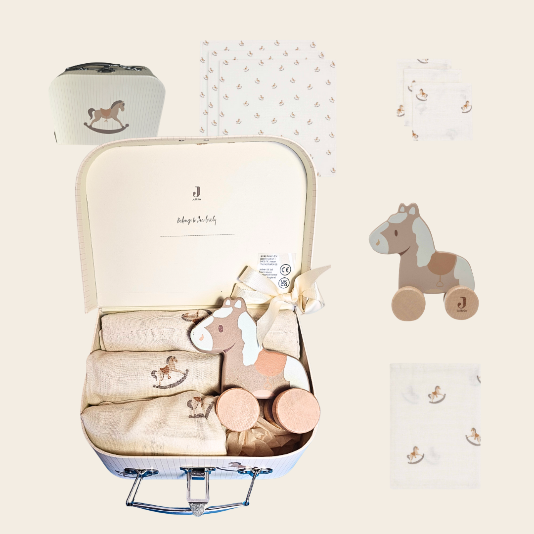 Kraamcadeau Nostalgic Ride – koffertje met Jollein babyartikelen - met houten paard