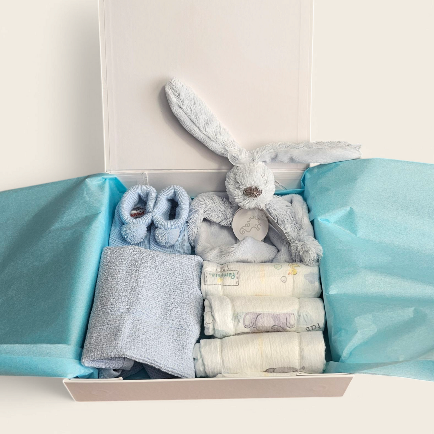 kraamcadeau met happy horse knuffel spuugdoekje luiers en slofjes