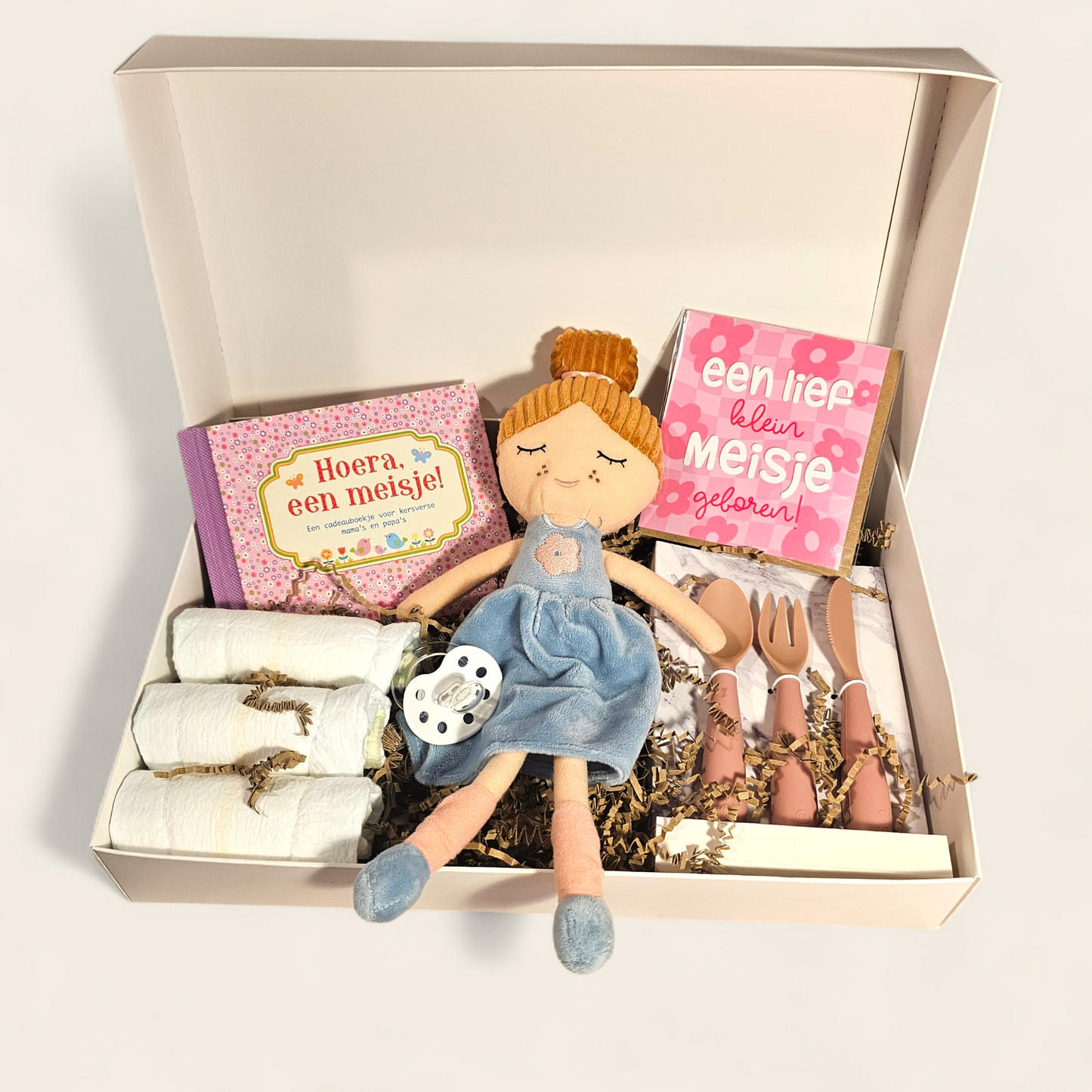 Luxe kraamcadeau baby meisje – gepersonaliseerd en compleet - Pop Amy