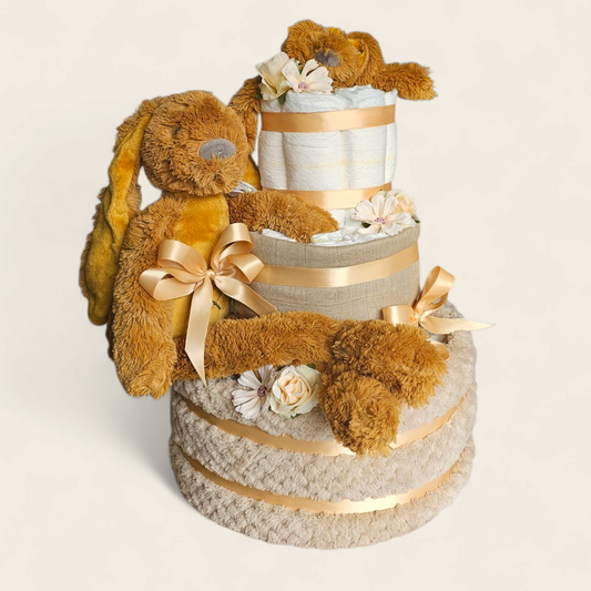 Luiertaart 3 laags Okergeel met Rabbit Richie – Perfect Kraamcadeau