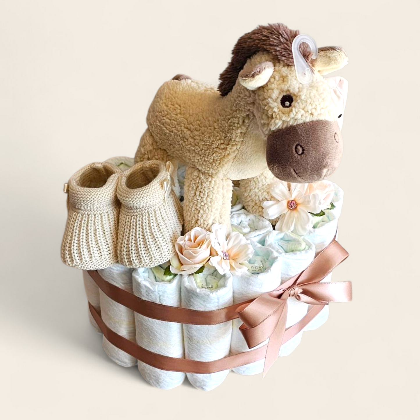 Luxe Luiertaart met Happy Horse knuffel, Liewood slabber, gehaakte slofjes & 21 Pampers maat 2 – feestelijk verpakt kraamcadeau