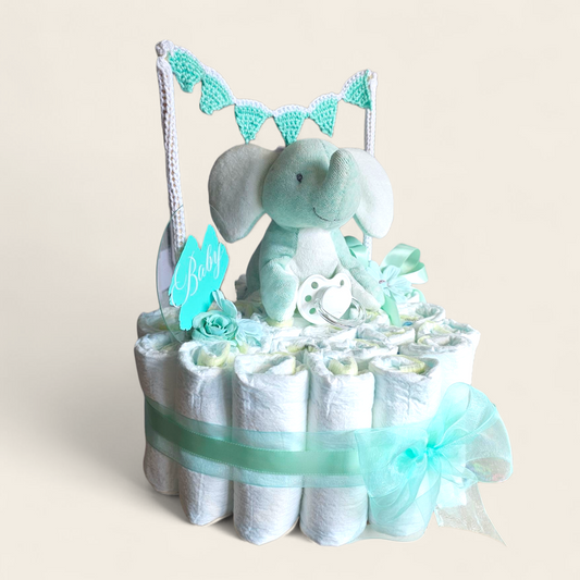 Detail van mintgroene luiertaart met Bam Bam knuffel olifantje en handgemaakte gehaakte vlaggetjes – geschikt voor gender reveal