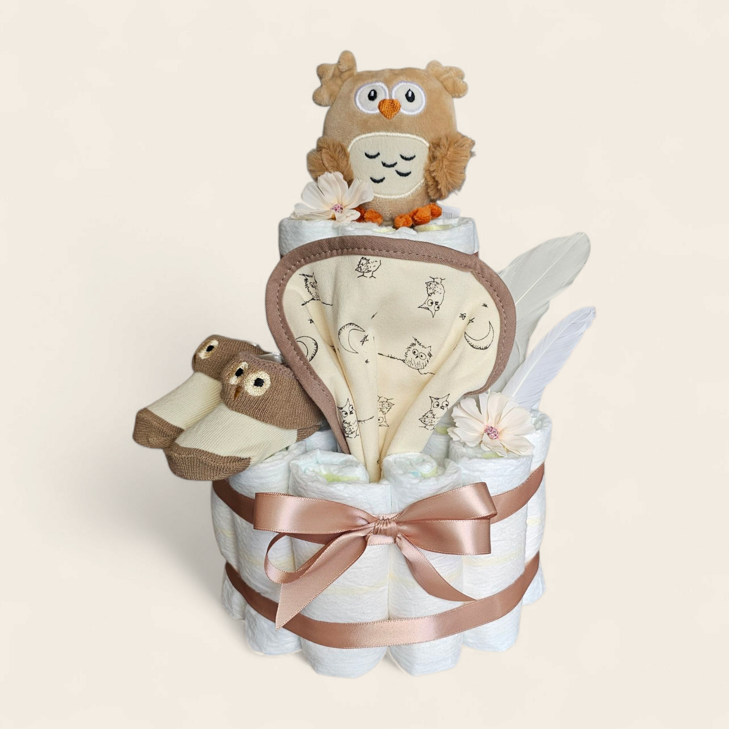 Luiertaart uil 2 laags bruin met pampers rammelaar slabber en sokjes