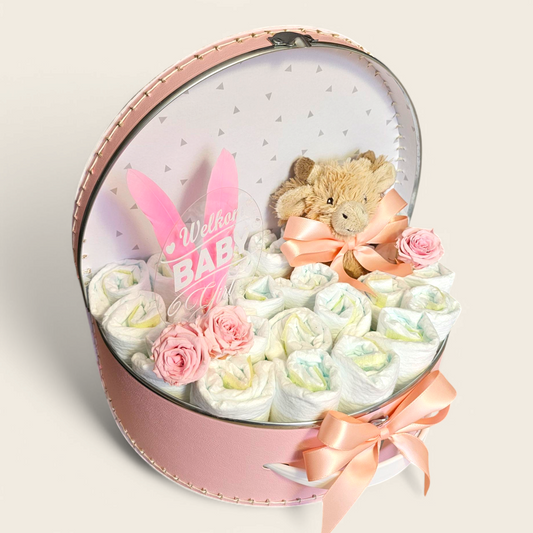 Roze Luiertaart in gepersonaliseerd koffertje – met Giraffe Gus No.1, knijpspeeltje & longlife rozen