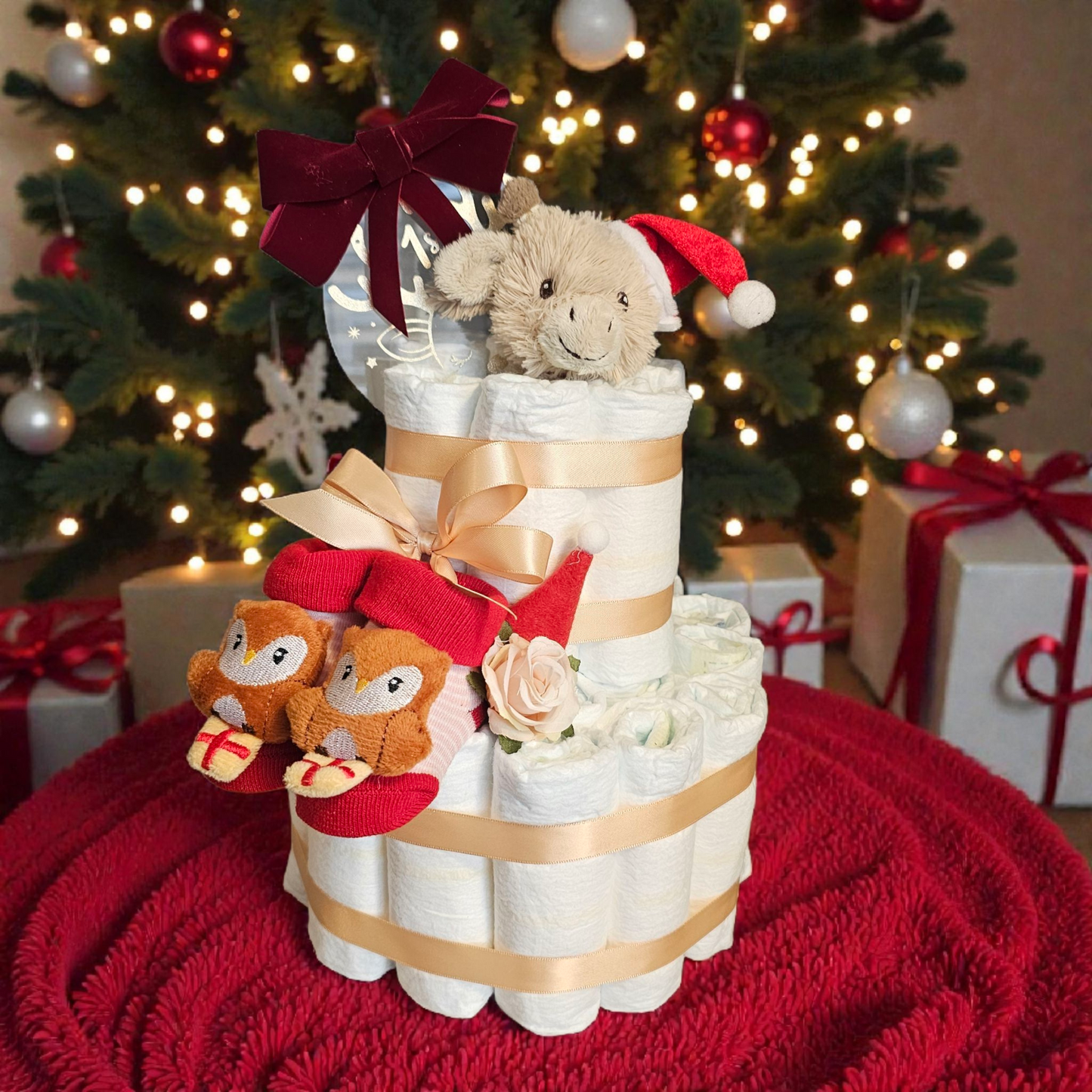 Luiertaart Kerst – Happy Horse Gus de Giraf met Pampers, Kerstsokjes & My First Christmas Bal