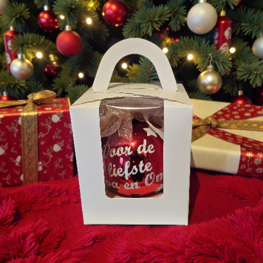 Rode Glazen Kerstbal 8 cm – “Voor de liefste opa en oma” – Persoonlijk en stijlvol kerstcadeau
