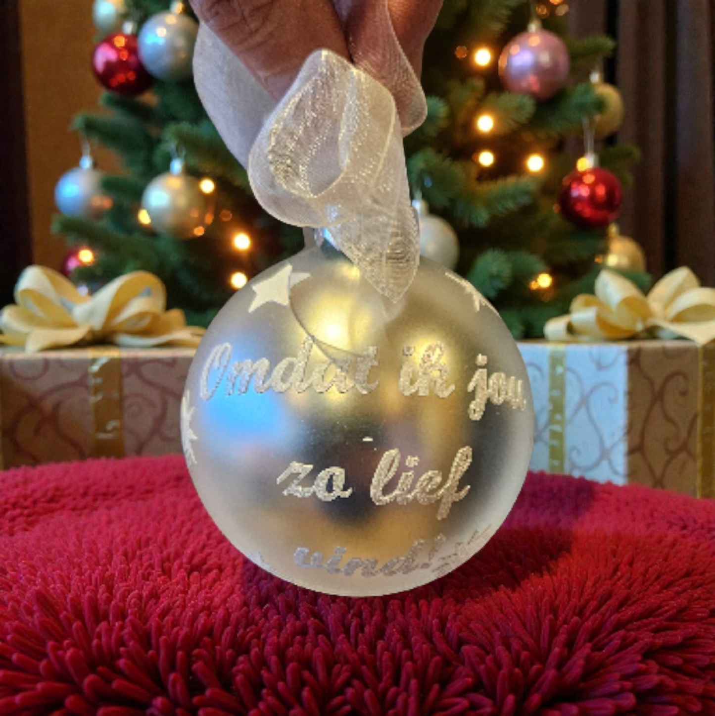 Mat Zilveren Glazen Kerstbal 8 cm – “Omdat ik je zo lief vind” – Stijlvol en liefdevol kerstcadeau