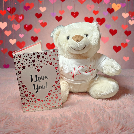 Witte Zittende Knuffelbeer (ca. 20 cm) met Rode Longlife Roos, Personaliseerbaar Shirtje & Kaart – Gepersonaliseerd Valentijnscadeau