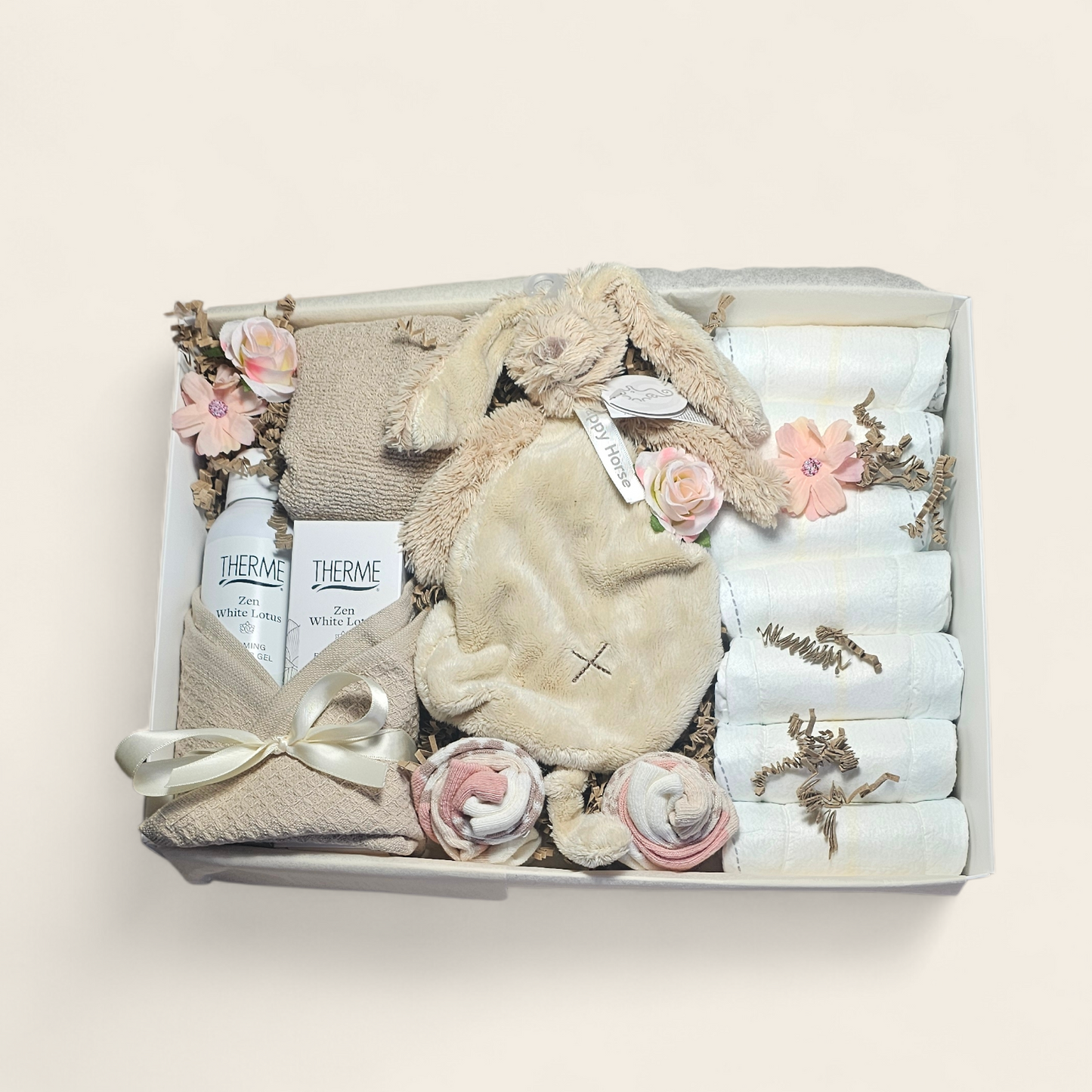 Kraamcadeau Jongen en mama – met naam geborduurd – Happy Horse Helma knuffeldoekje, sokjes, luiers & Therme Zen voor mama – Luxe doos met bedrukking
