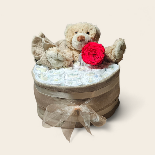 Luxe Luiertaart met Happy Horse recycled beige knuffel, longlife rode roos & 24 Pampers maat 2 – feestelijk verpakt kraamcadeau