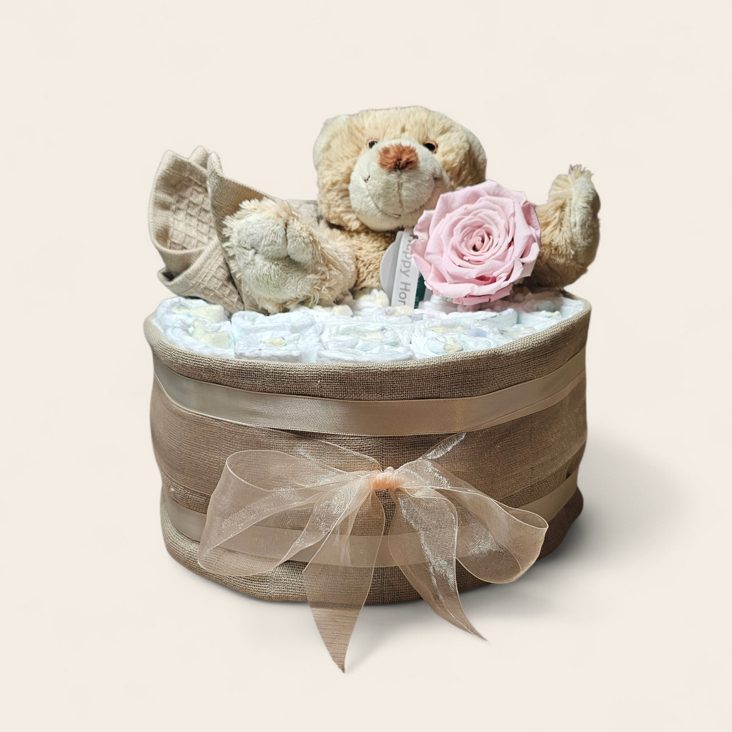 Luxe Luiertaart 1-Laags met Premium Pampers, Roze Longlife Roos, Hydrofiele Doek, Spuugdoekje en Superzacht Beertje: Het Perfecte Kraamcadeau