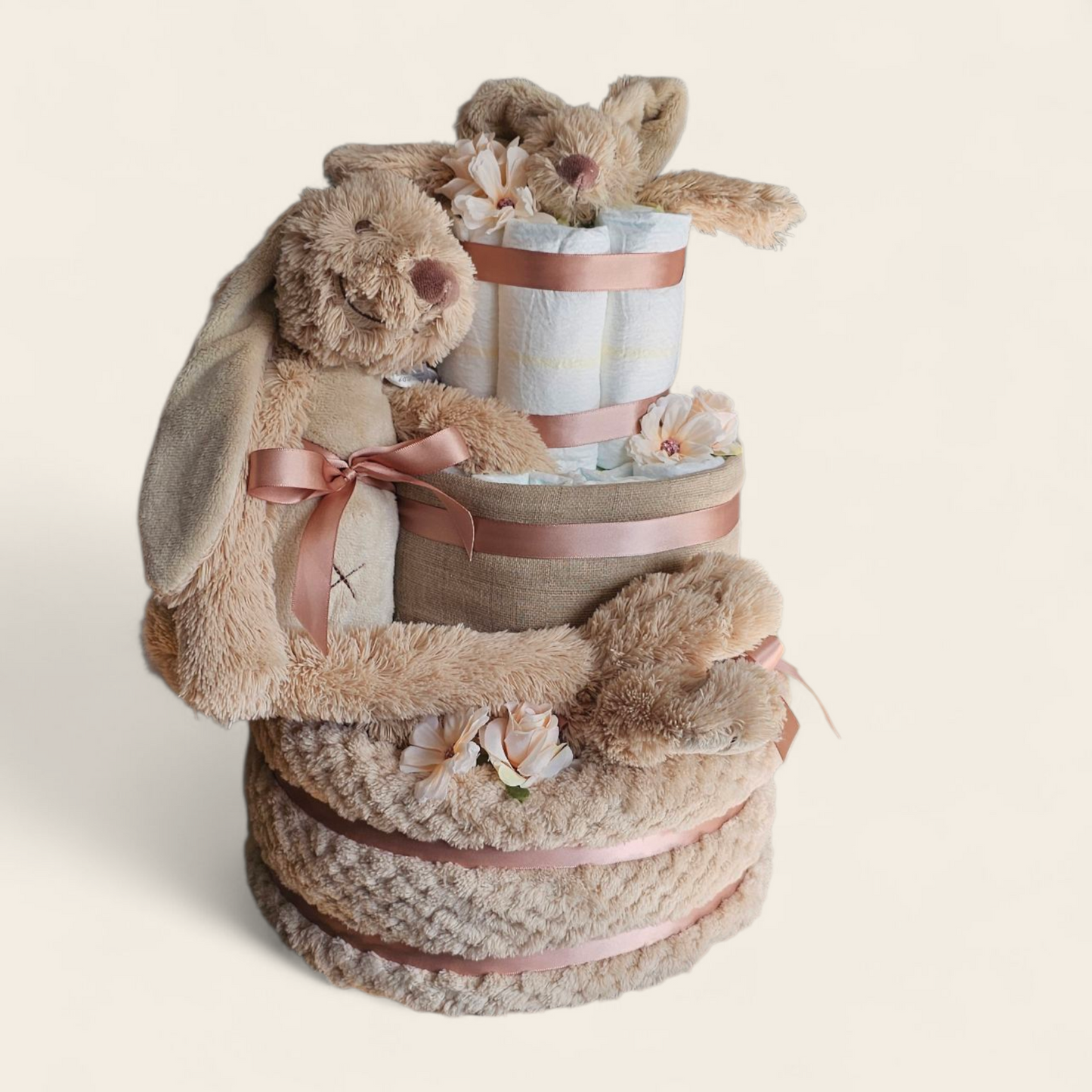 Luiertaart 3 laags beige met Rabbit Richie – Perfect Kraamcadeau