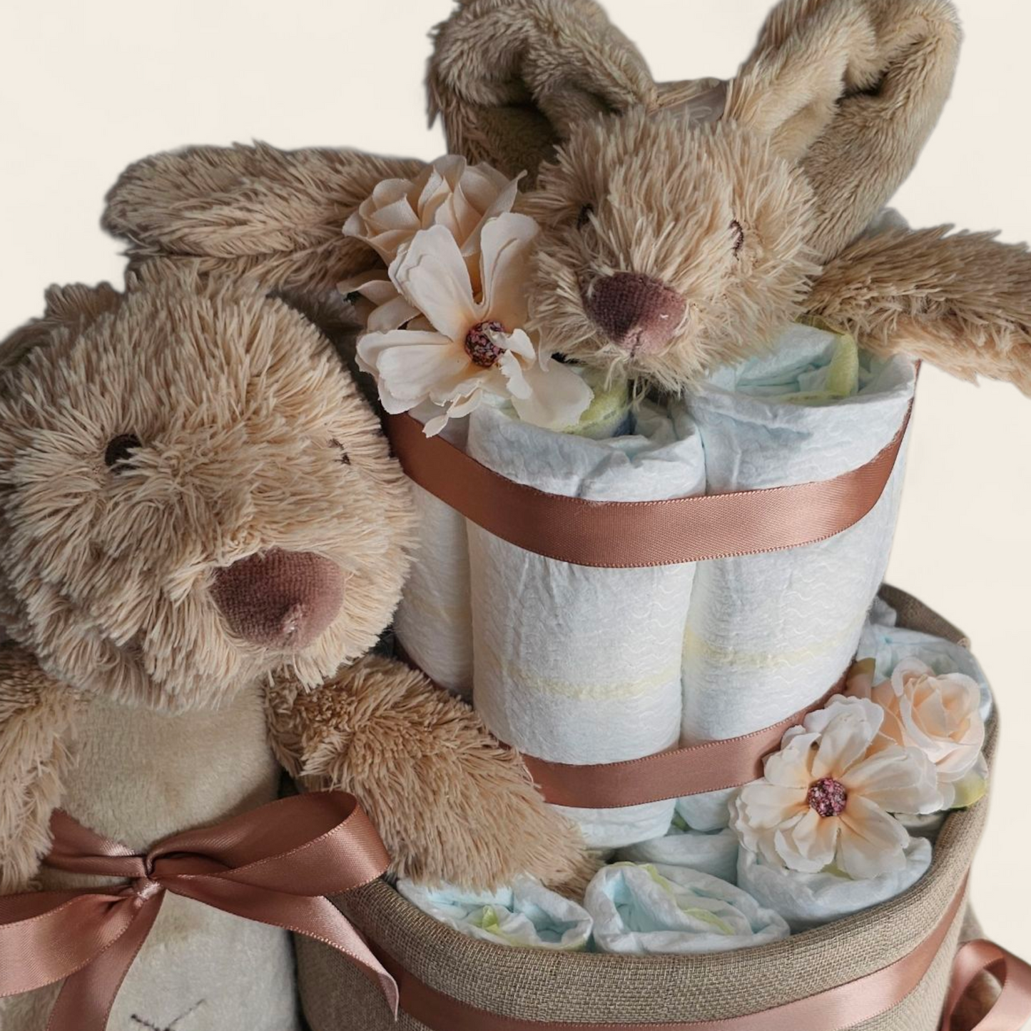 Luiertaart 3 laags beige met Rabbit Richie – Perfect Kraamcadeau