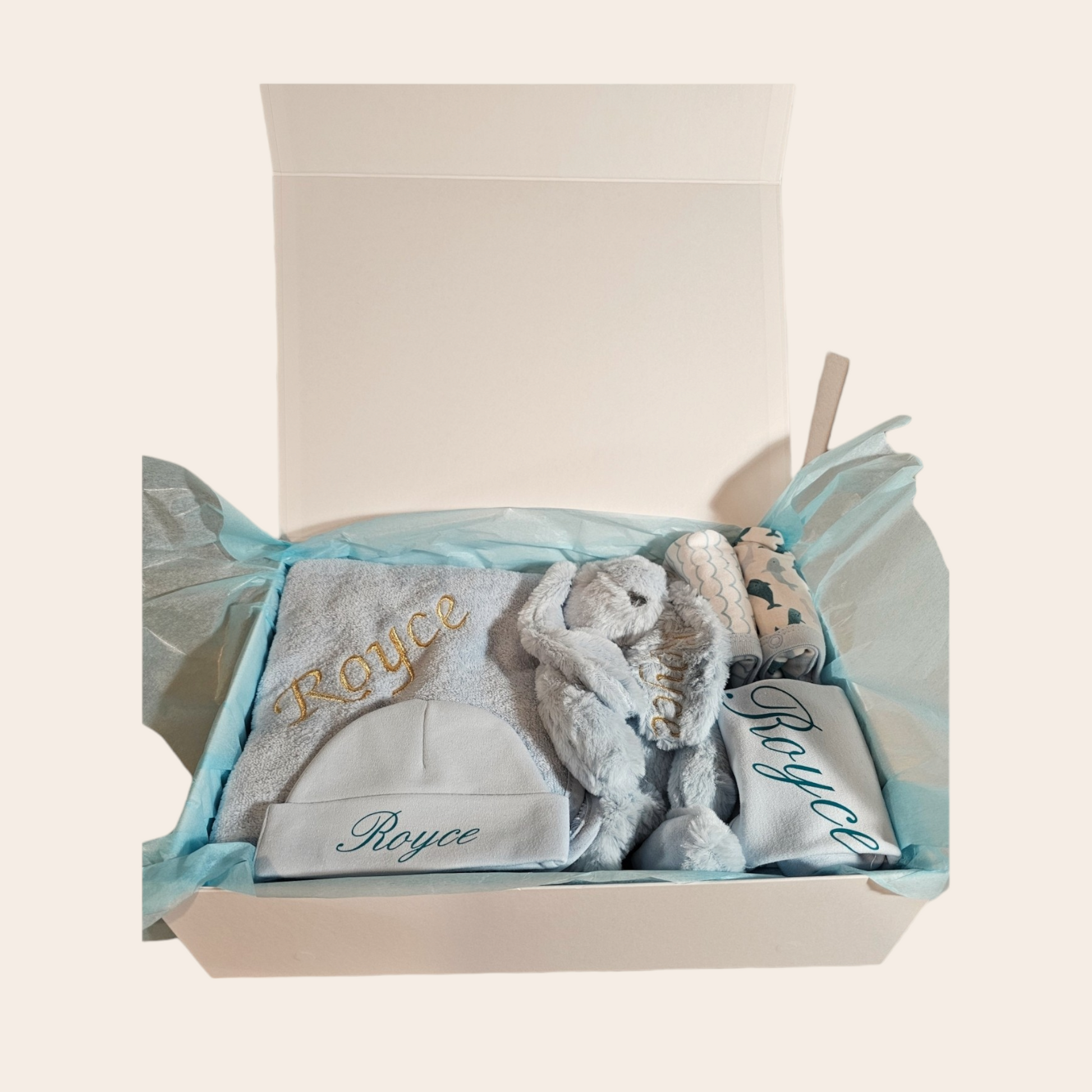 Kraamcadeau met knuffel rompers muts poncho compleet