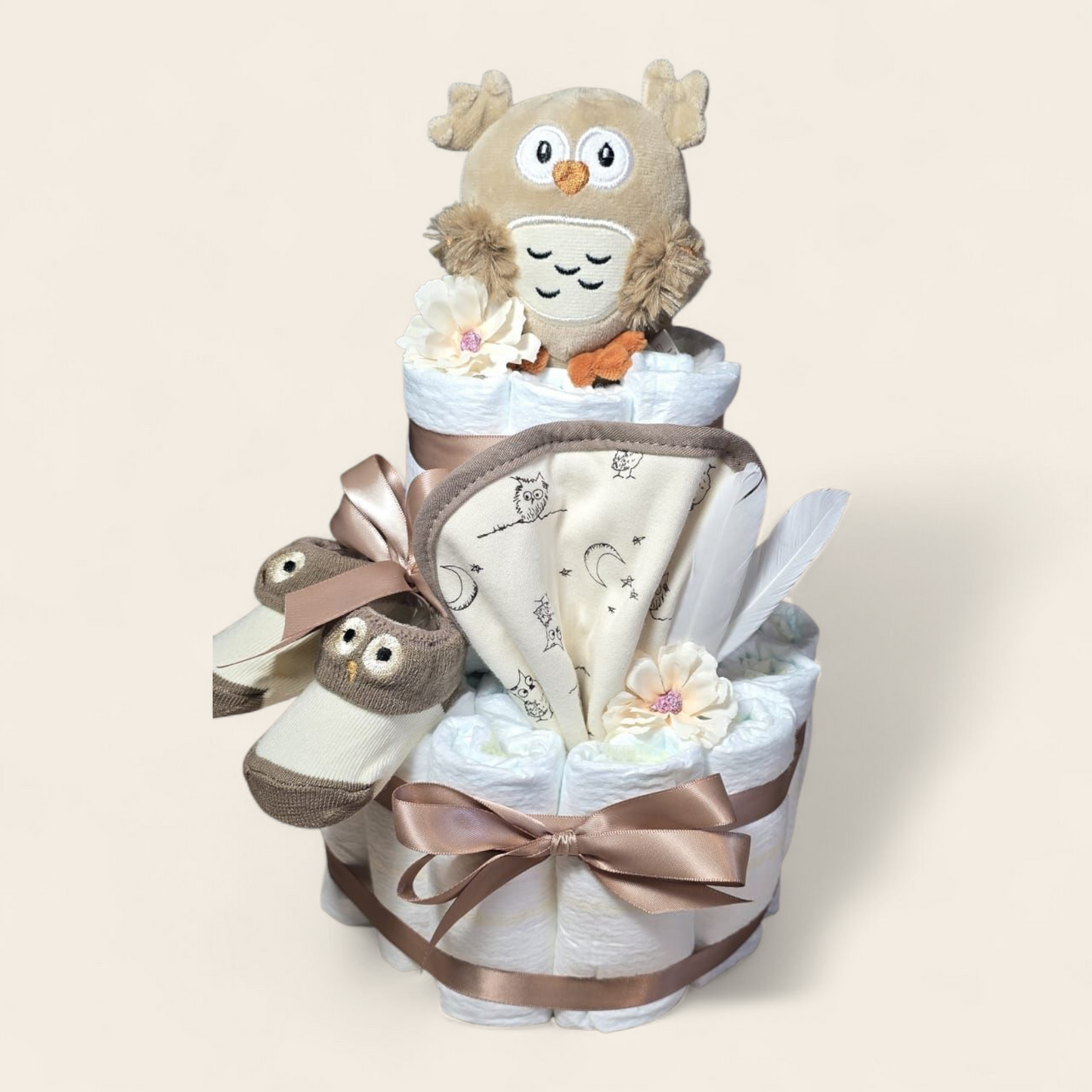 Luiertaart 2 laags met uiltje sokjes en slabbetje