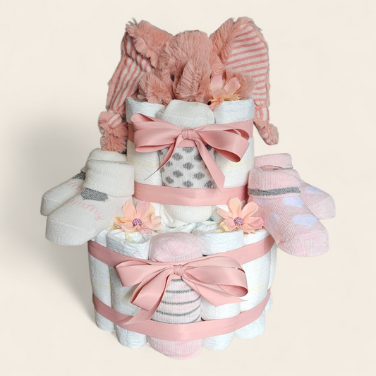 Unieke roze luiertaart met Happy Horse Olifant Emily, 26 Pampers, sokjes & luxe afwerking. Laat de knuffel borduren met naam – perfect kraamcadeau meisje!