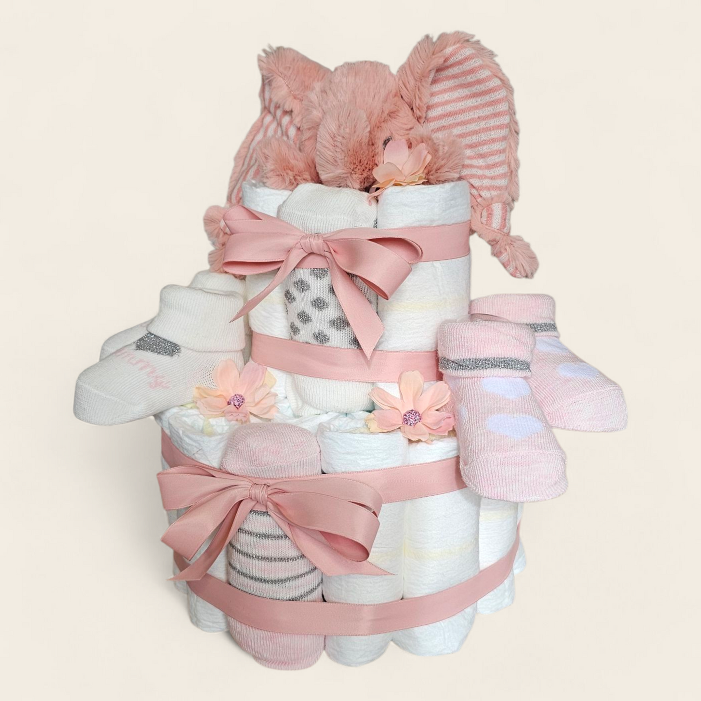 Unieke roze luiertaart met Happy Horse Olifant Emily, 26 Pampers, sokjes & luxe afwerking. Laat de knuffel borduren met naam – perfect kraamcadeau meisje! zijkant