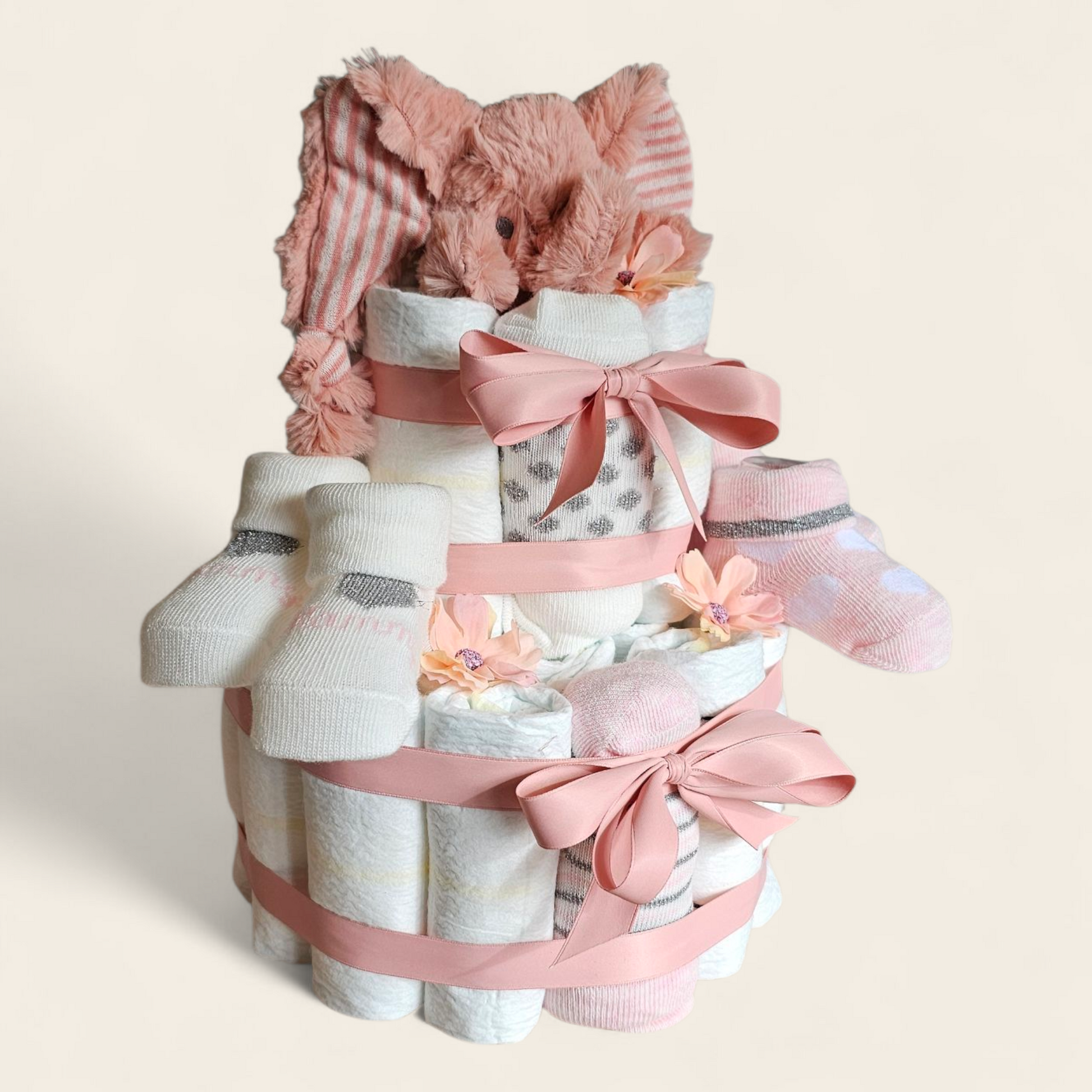 Roze luiertaart met Happy Horse Olifant Emily, 26 Pampers, sokjes & luxe afwerking. Laat de knuffel borduren met naam – perfect kraamcadeau meisje!