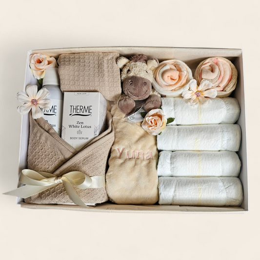 Kraamcadeau meisje met naam – luxe geschenkset met Happy Horse Helma knuffeldoekje, sokjes, luiers, spuugdoekjes en Therme Zen producten in bedrukte cadeauverpakking.