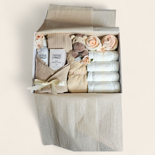 Kraamcadeau meisje met naam – luxe geschenkset met Happy Horse Helma knuffeldoekje, sokjes, luiers, spuugdoekjes en Therme Zen producten in bedrukte cadeauverpakking. 2
