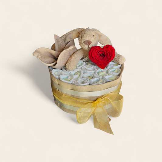 Luxe Luiertaart met Happy Horse gerecyclede knuffel & rode roos in hartvorm – 24 Pampers maat 2, hydrofiele doek & spuugdoekje