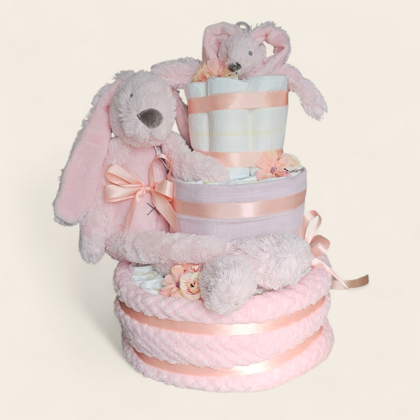 Luiertaart 3 laags roze met Rabbit Richie – Perfect Kraamcadeau