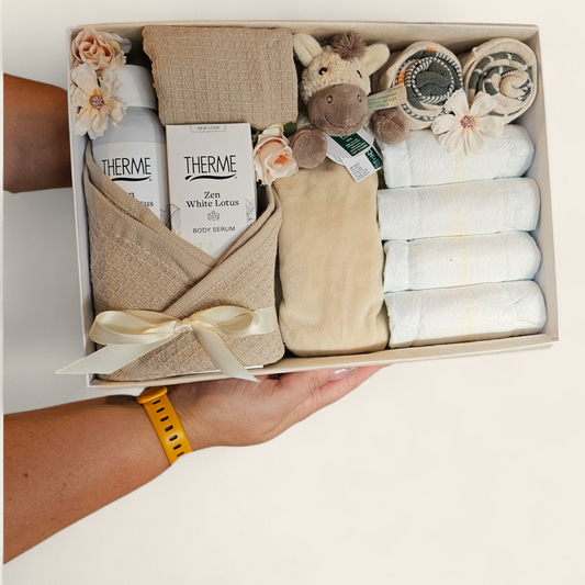 Kraamcadeau Jongen en mama – met naam geborduurd – Happy Horse Helma knuffeldoekje, sokjes, luiers & Therme Zen voor mama – Luxe doos met bedrukking